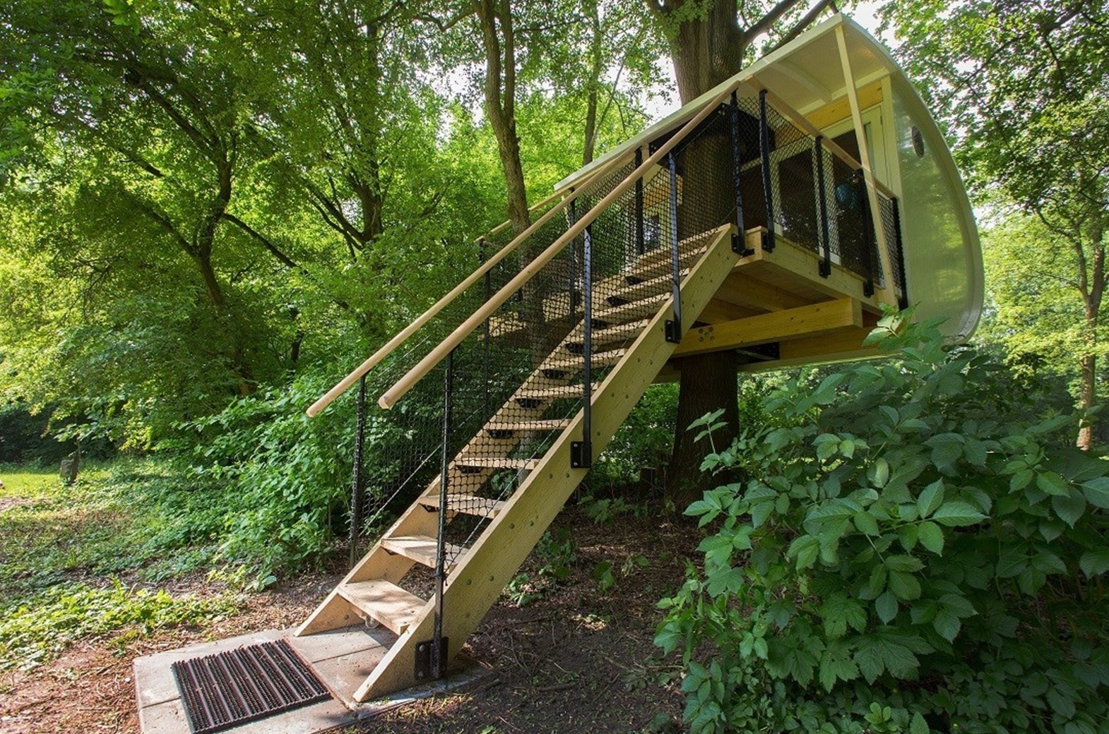 Slapen tussen de bladeren in een romantische boomhutsuite