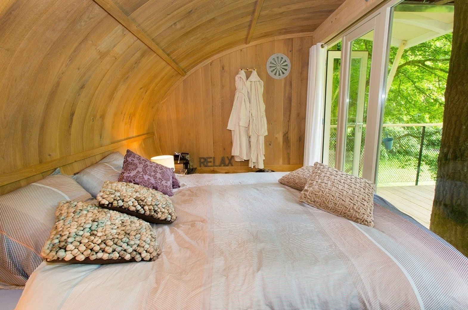 Slapen tussen de bladeren in een romantische boomhutsuite