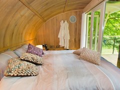 Slapen tussen de bladeren in een romantische boomhutsuite Slapen tussen de bladeren in een romantische boomhutsuite