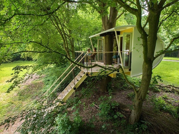 Slapen tussen de bladeren in een romantische boomhutsuite Slapen tussen de bladeren in een romantische boomhutsuite