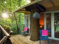 Slapen tussen de bladeren in een romantische boomhutsuite Slapen tussen de bladeren in een romantische boomhutsuite