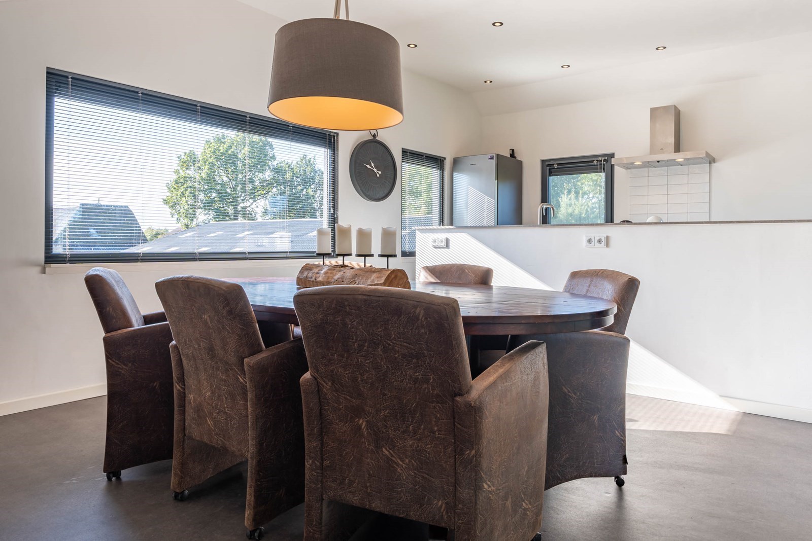 Houten vakantiewoning met uitzicht over de landerijen