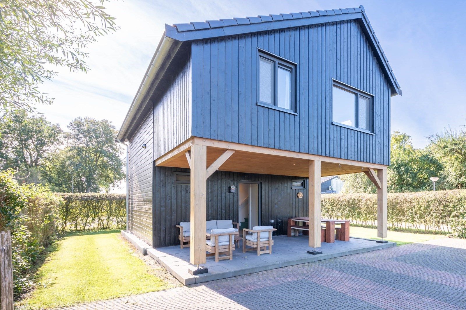 Houten vakantiewoning met uitzicht over de landerijen