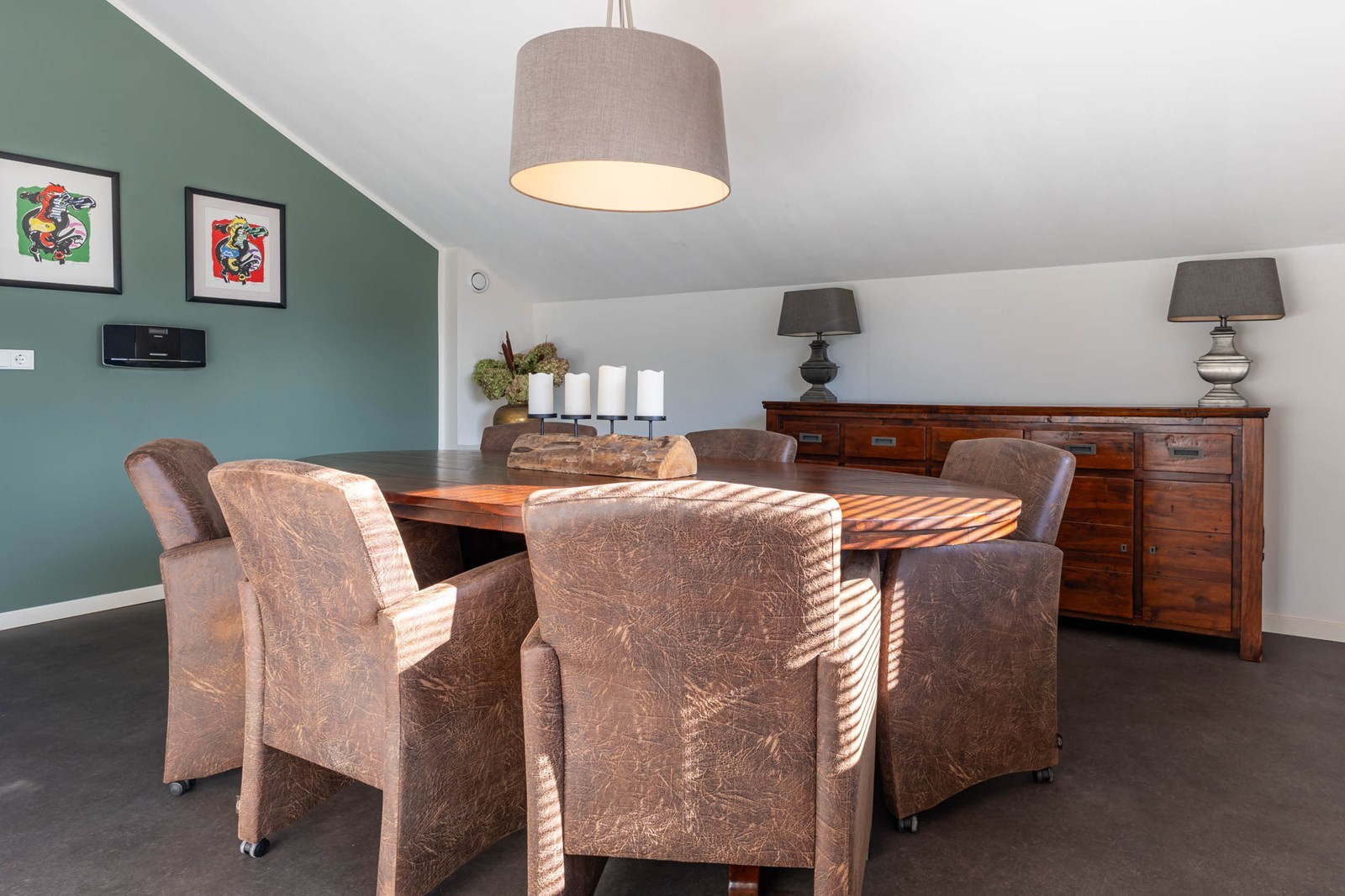 Houten vakantiewoning met uitzicht over de landerijen