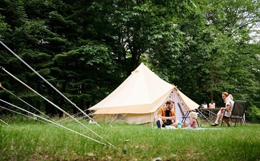 Tipi Tent op een rustieke camping Tipi Tent op een rustieke camping