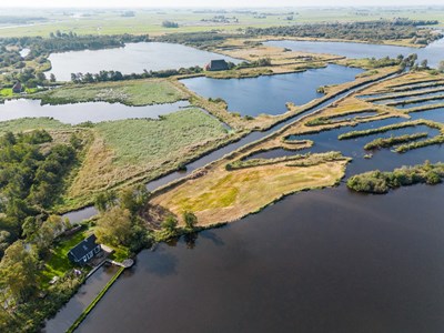 Uniek vakantiehuis op je eigen eiland in Nationaal Park Alde Feanen Uniek vakantiehuis op je eigen eiland in Nationaal Park Alde Feanen