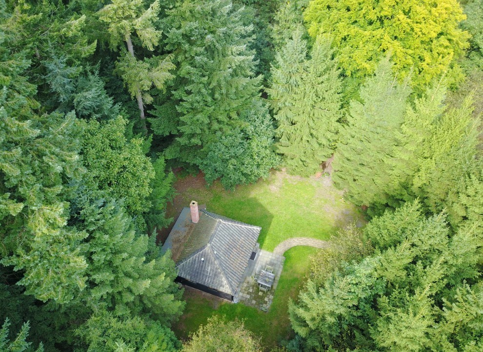 Authentiek houten huisje op een Veluws landgoed met de sfeer van een Engelse jachtlodge
