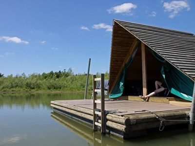 Kamperen op een Vlot Kamperen op een Vlot