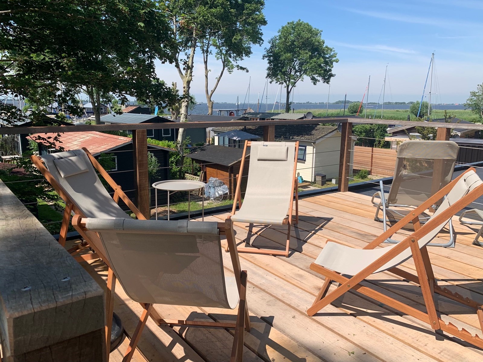 Tiny House met dakterras en zicht op de bootjes