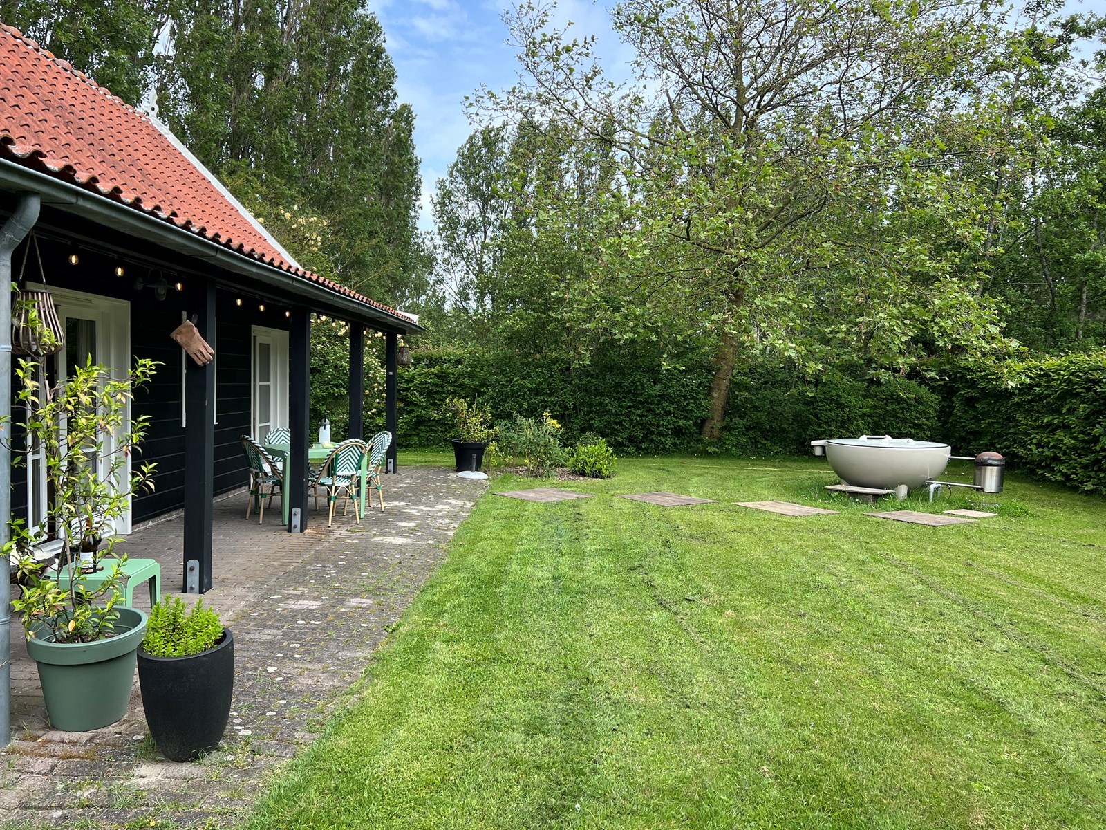 Tuinhuis in de rozentuin met hottub