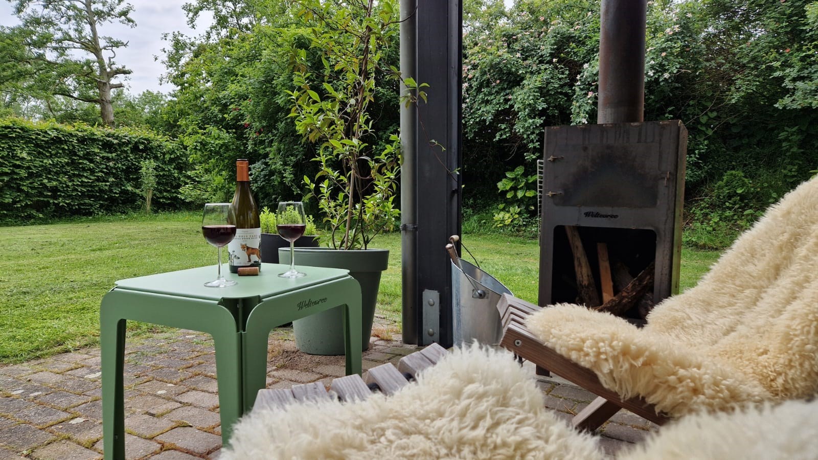 Tuinhuis in de rozentuin met hottub