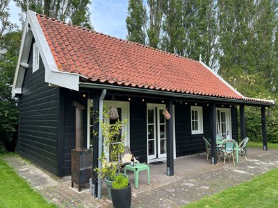 Tuinhuis in de rozentuin met hottub Tuinhuis in de rozentuin met hottub