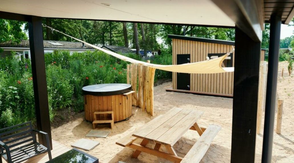 Zand Lodge met hottub