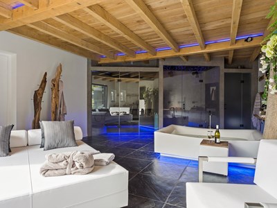 Wellness Hooiberg met whirlpool en Finse sauna Wellness Hooiberg met whirlpool en Finse sauna