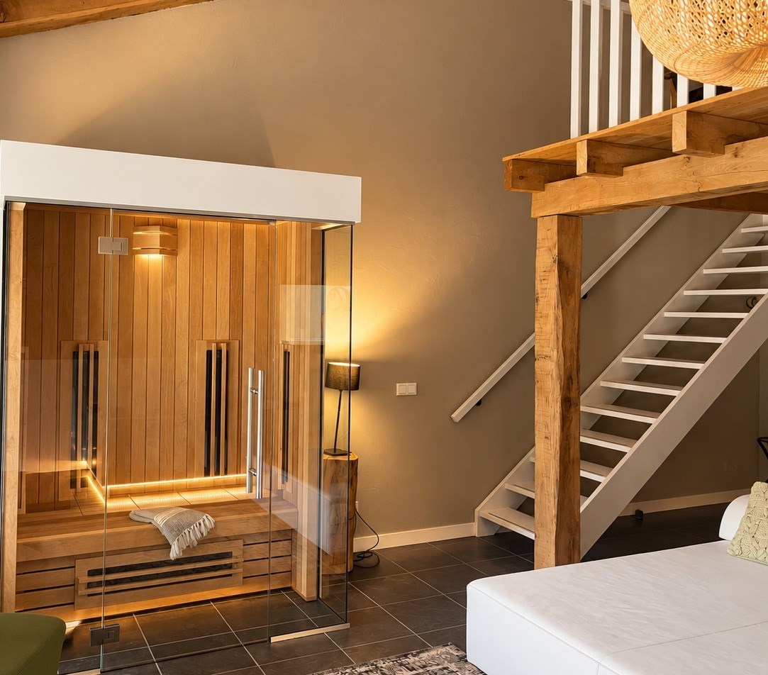 Luxe wellnessloft met privé sauna's en whirlpool