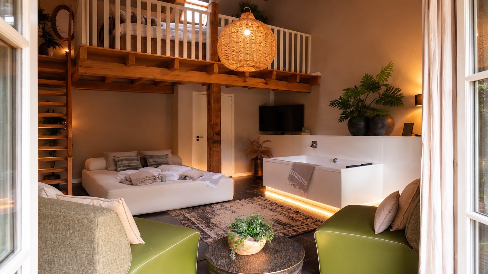 Luxe wellnessloft met privé sauna's en whirlpool