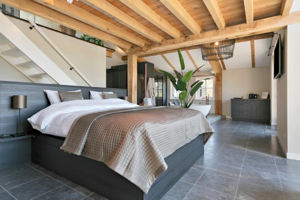 Luxe wellnessloft met privé whirlpool, Finse sauna en stoomcabine