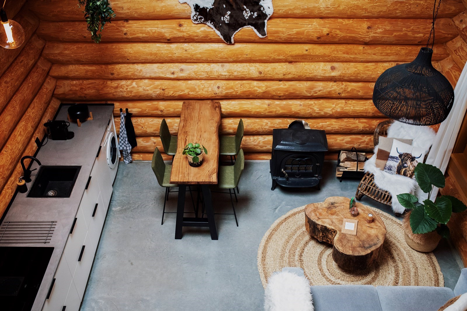 Uniek vakantiehuis gemaakt van échte boomstammen