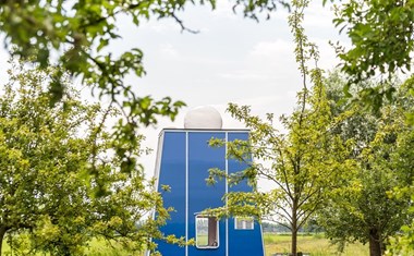 Sterrenkijker in de boomgaard Sterrenkijker in de boomgaard