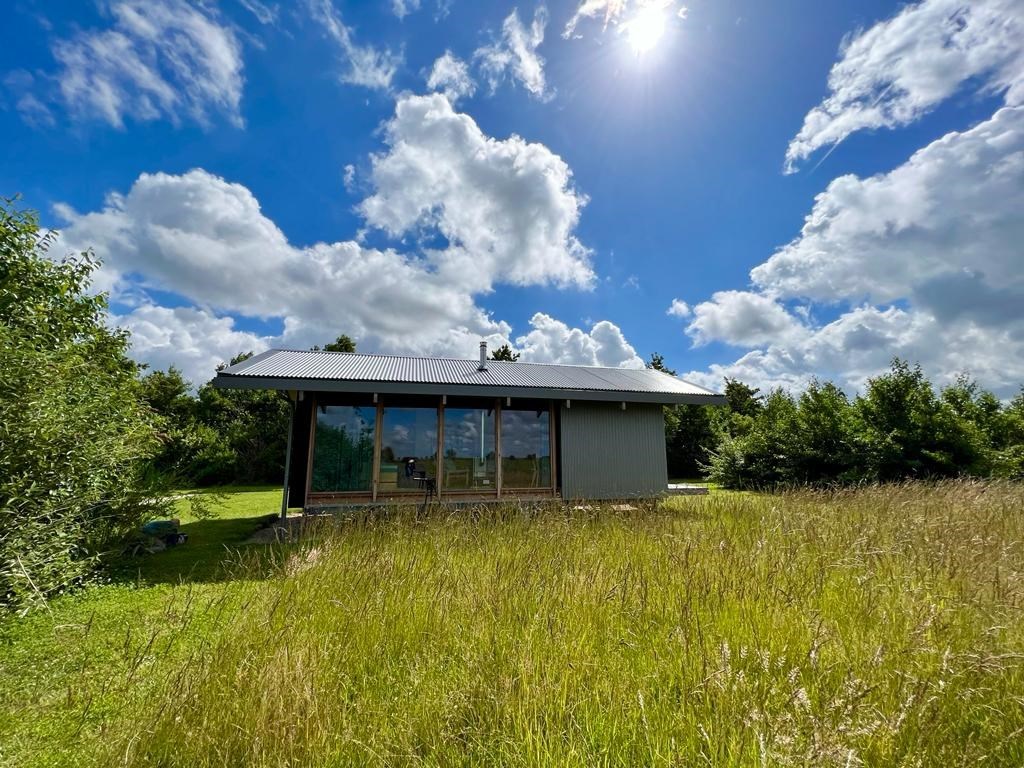Buitenkamer naast een biologische kwekerij