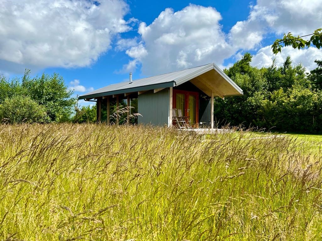 Buitenkamer naast een biologische kwekerij