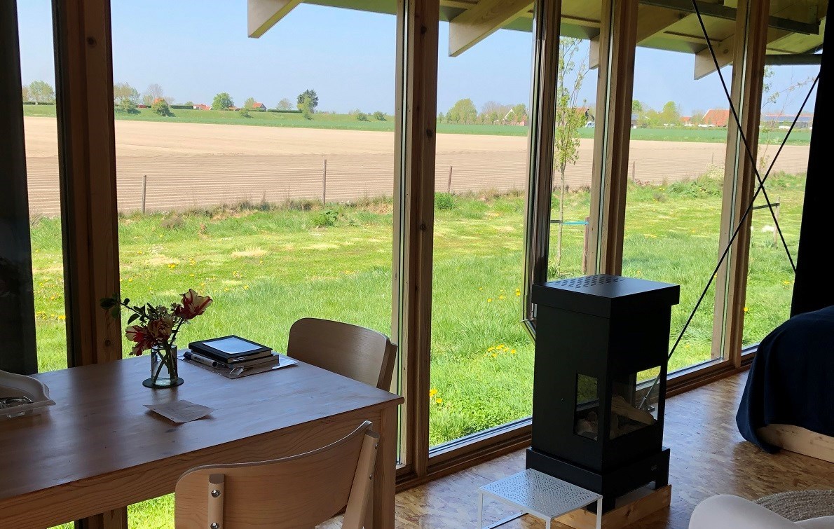 Buitenkamer naast een biologische kwekerij