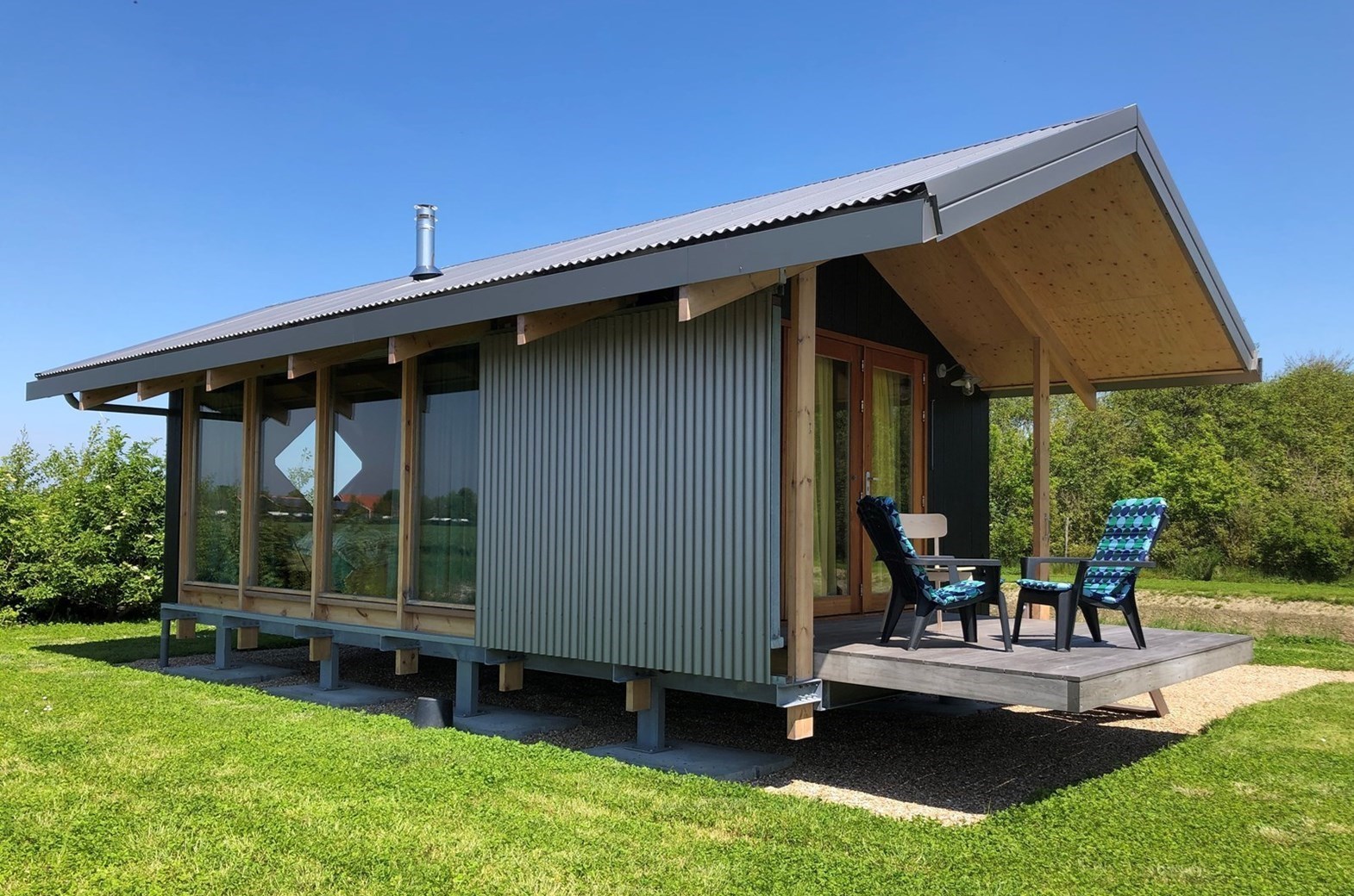 Buitenkamer naast een biologische kwekerij