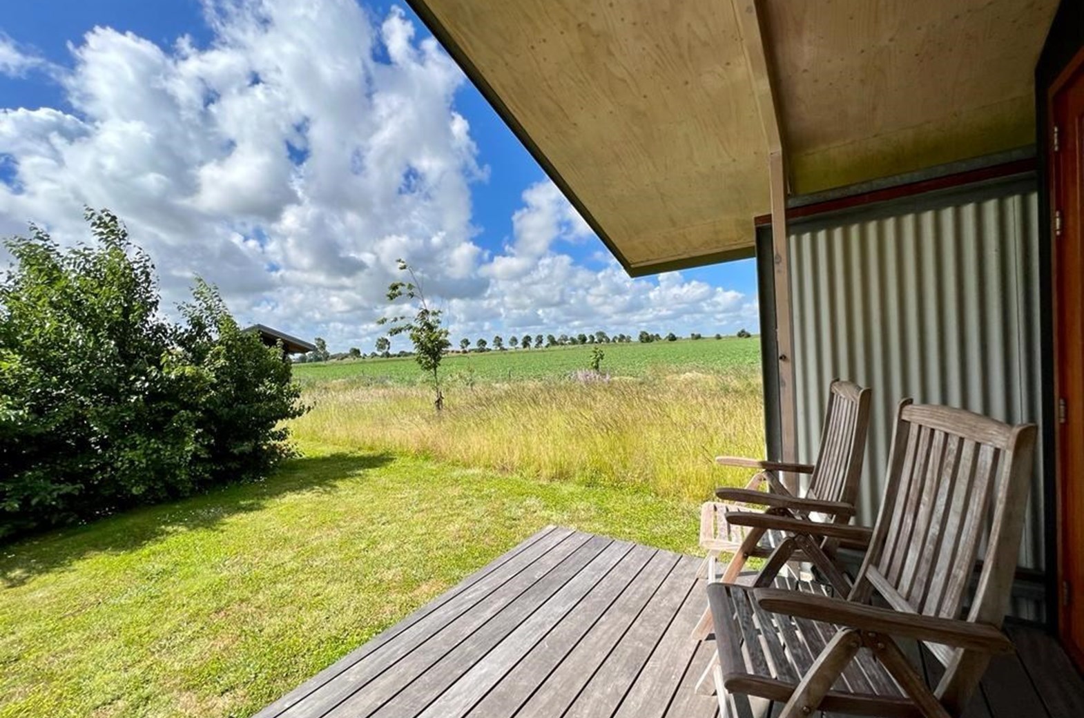 Buitenkamer naast een biologische kwekerij