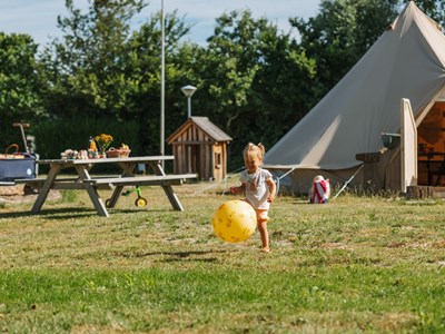 Ingerichte Tipi tent op loopafstand van het strand Ingerichte Tipi tent op loopafstand van het strand