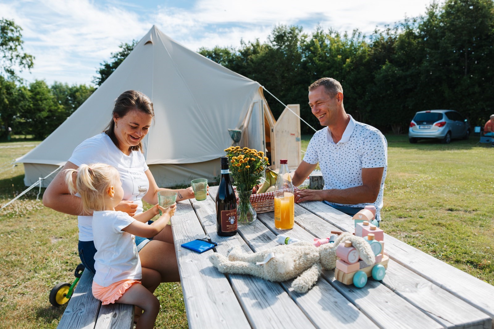 Ingerichte Tipi tent op loopafstand van het strand