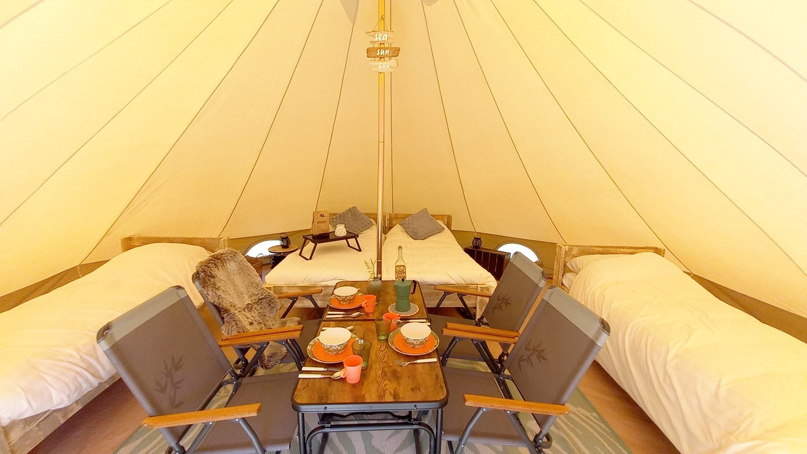 Ingerichte Tipi tent op loopafstand van het strand