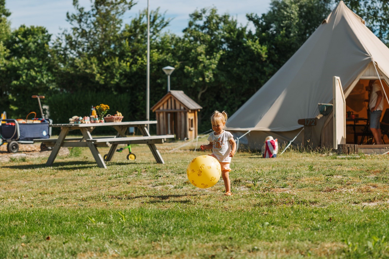 Ingerichte Tipi tent op loopafstand van het strand