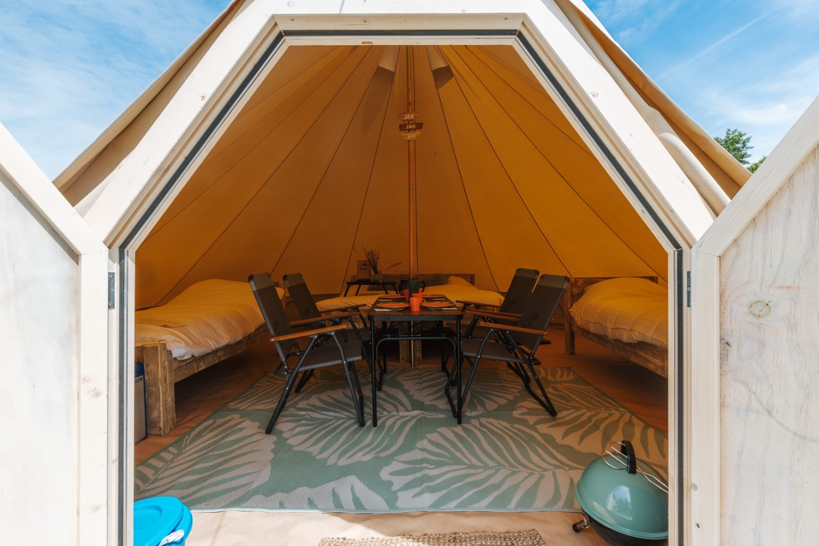 Ingerichte Tipi tent op loopafstand van het strand