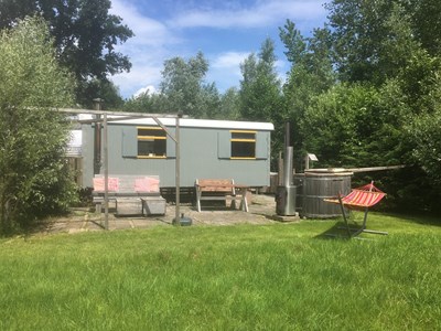 Pipowagen aan de rand van weiland met hottub en sauna (prive) Pipowagen aan de rand van weiland met hottub en sauna (prive)