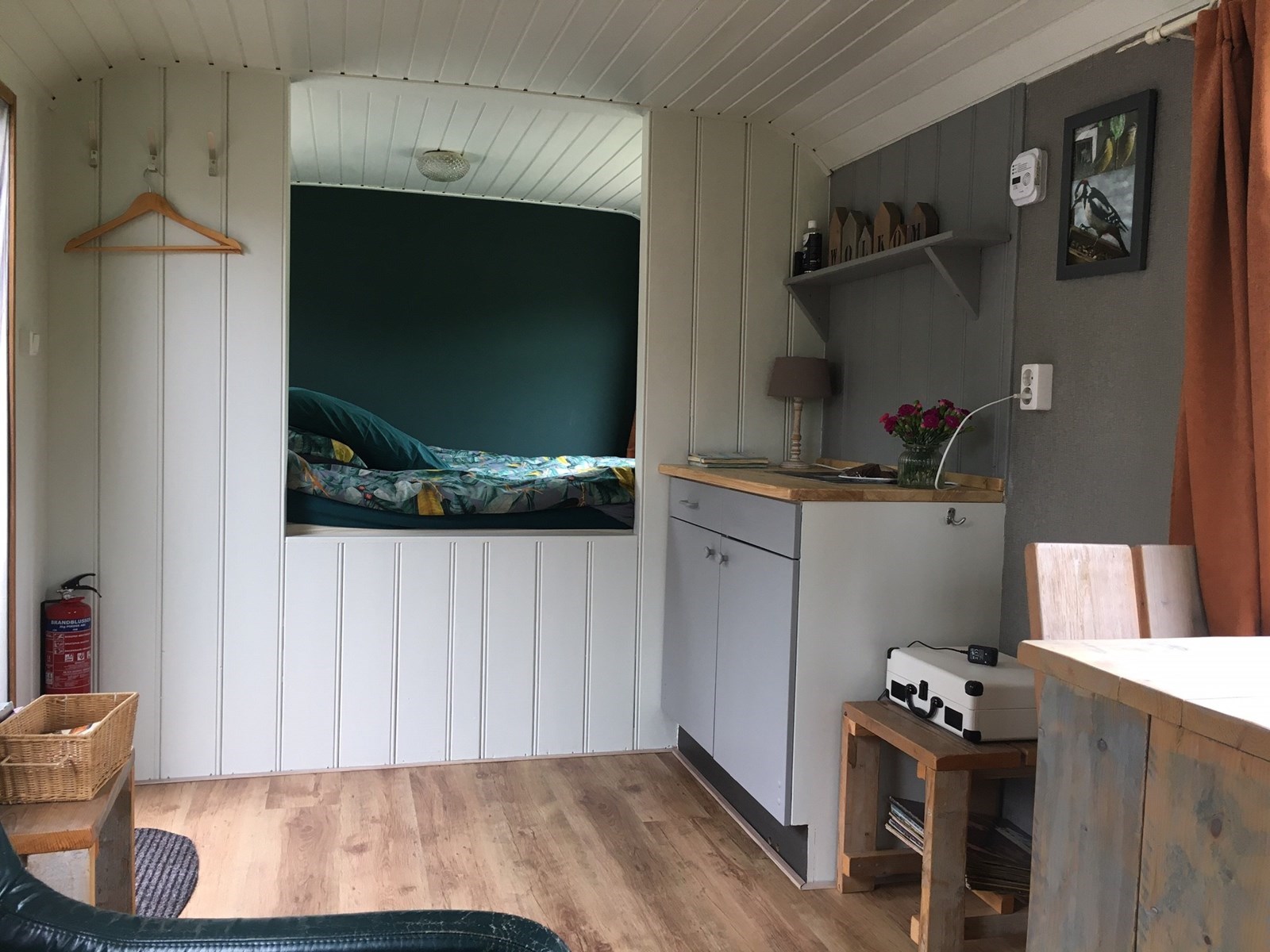 Pipowagen aan de rand van weiland met hottub en sauna (prive)