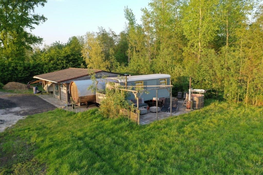 Pipowagen aan de rand van weiland met hottub en sauna (prive)