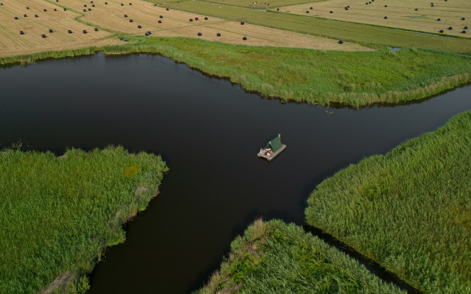 Wildkamperen met een gemotoriseerd kampeervlot