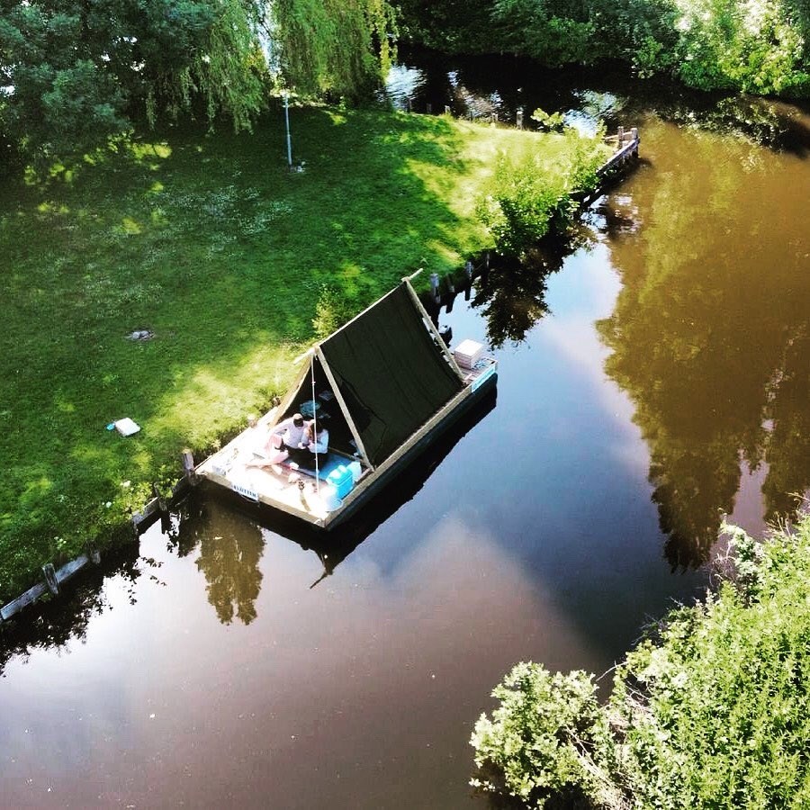 Echt wildkamperen op een gemotoriseerd kampeervlot