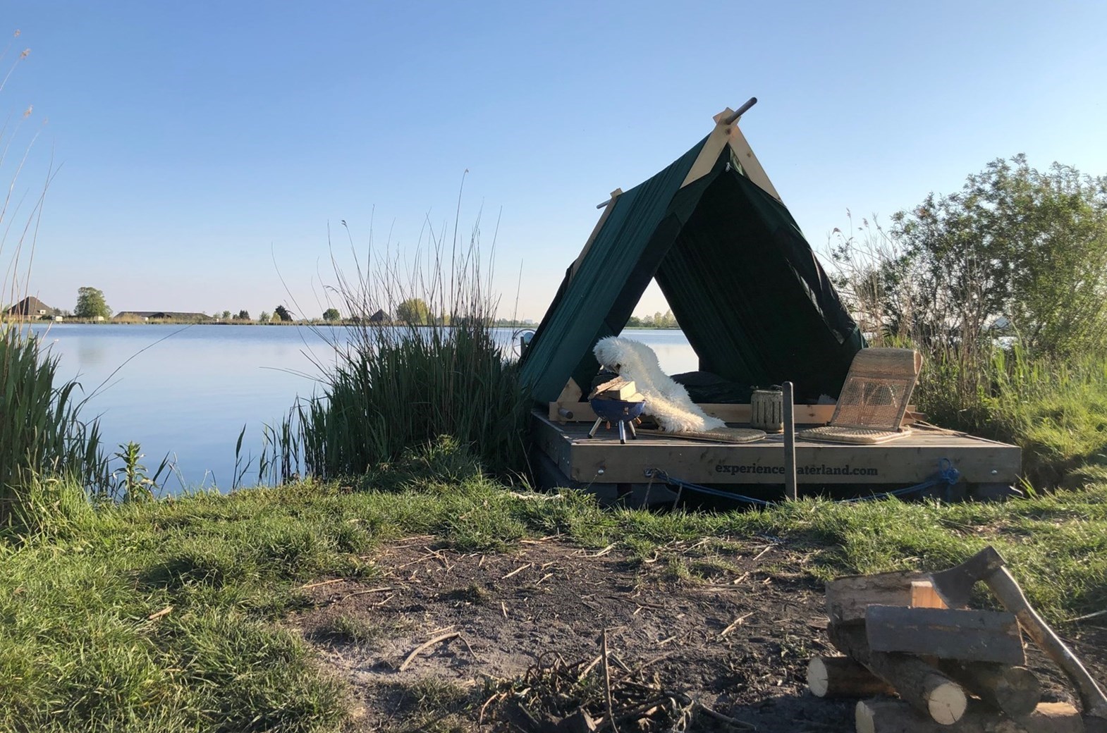 Origineel overnachten op een gemotoriseerd kampeervlot