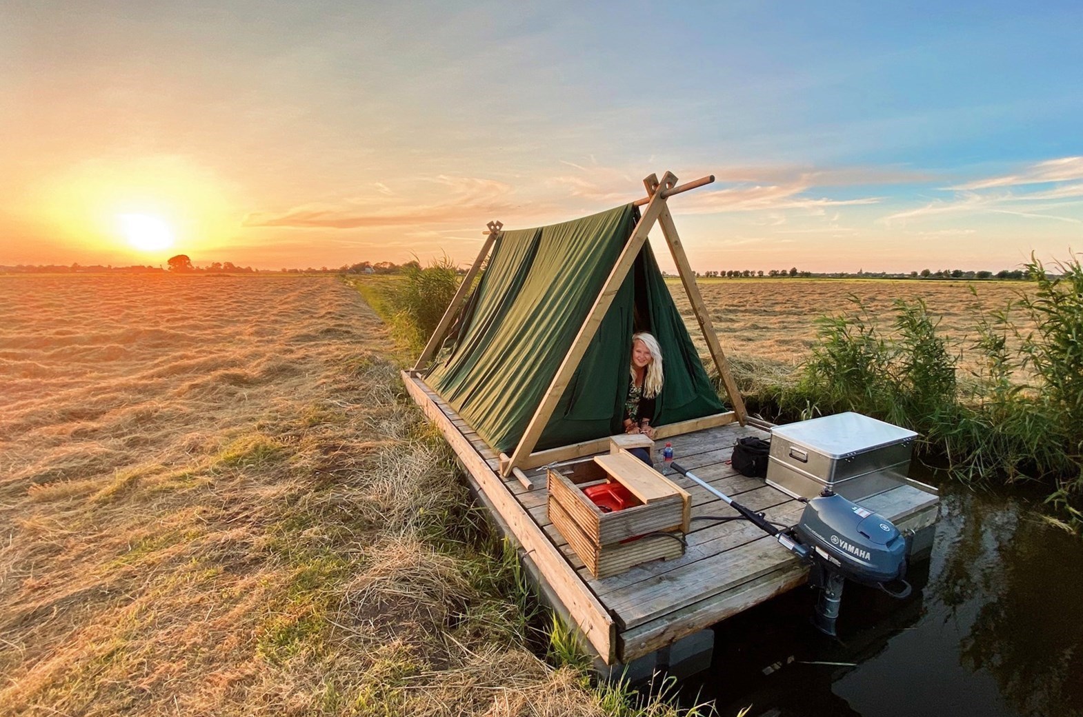 Origineel overnachten op een gemotoriseerd kampeervlot