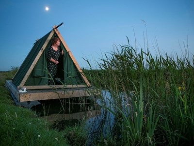 Origineel overnachten op een gemotoriseerd kampeervlot Origineel overnachten op een gemotoriseerd kampeervlot