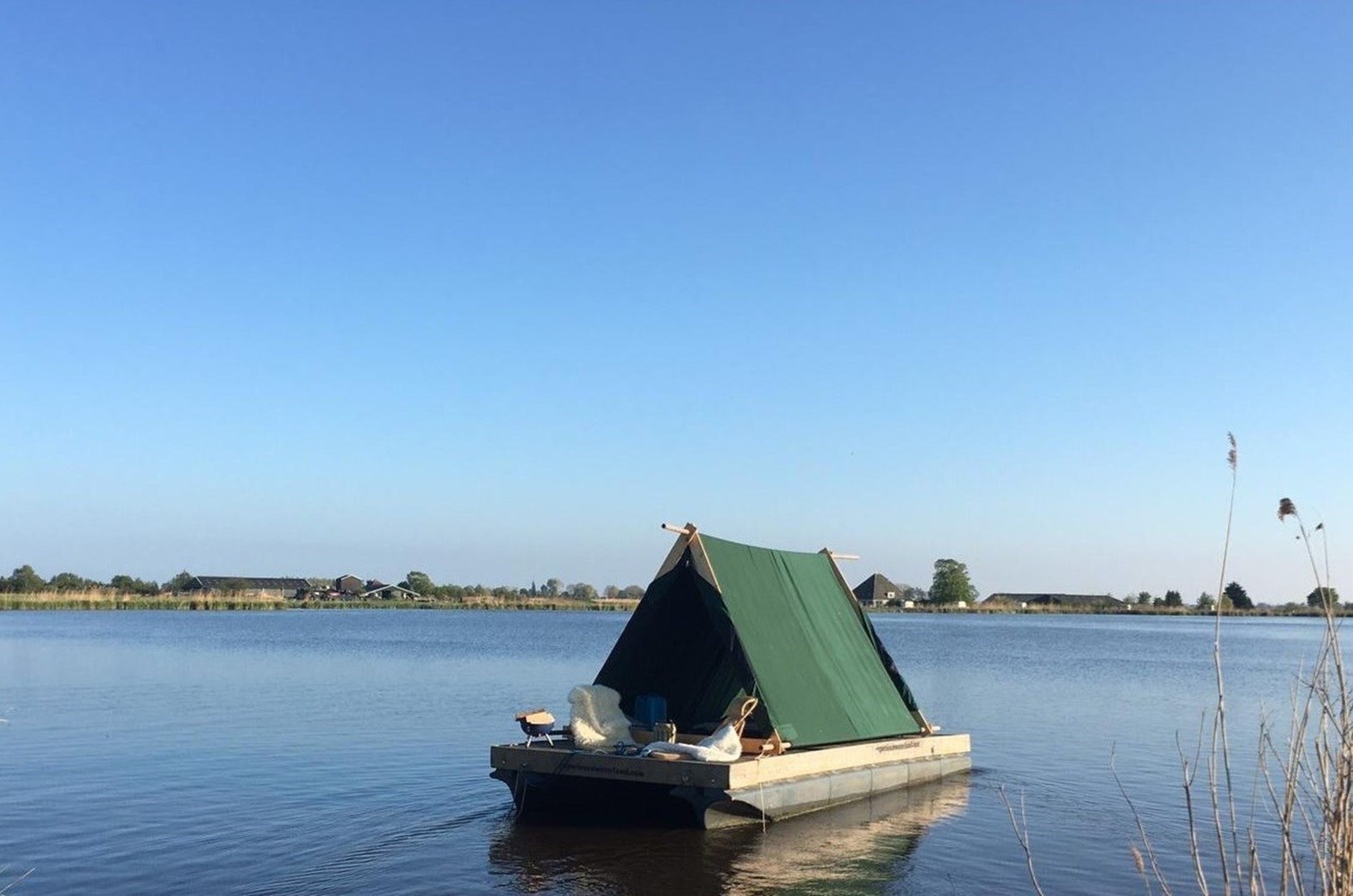 Echt wildkamperen op een gemotoriseerd kampeervlot