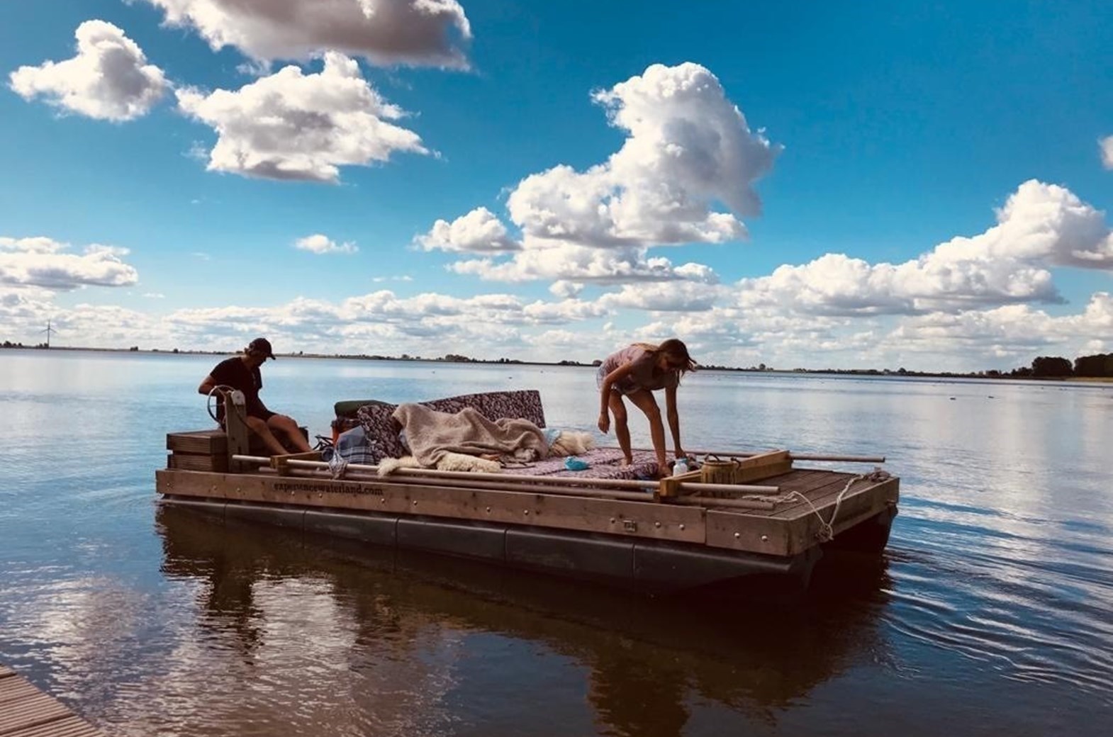 Echt wildkamperen op een gemotoriseerd kampeervlot