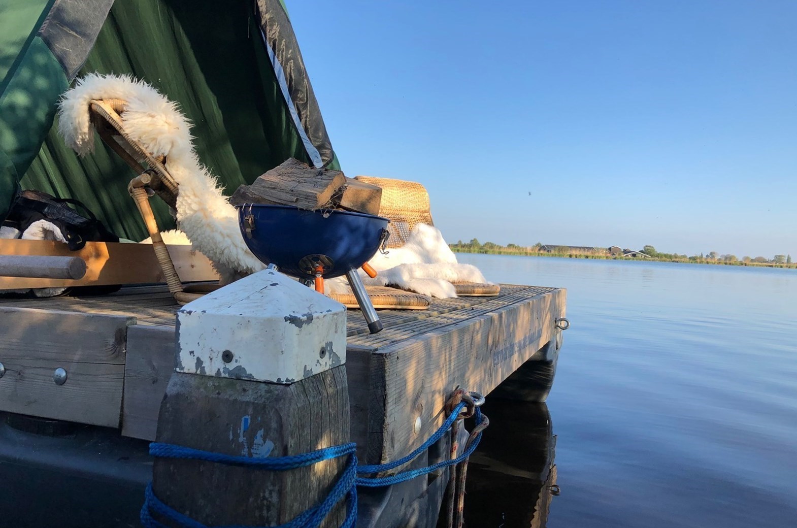 Echt wildkamperen op een gemotoriseerd kampeervlot