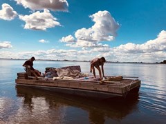 Varen en overnachten op een gemotoriseerd kampeervlot Varen en overnachten op een gemotoriseerd kampeervlot