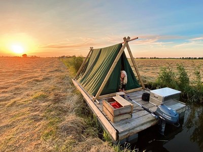 Varen en overnachten op een gemotoriseerd kampeervlot Varen en overnachten op een gemotoriseerd kampeervlot