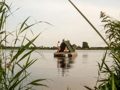 Ontdek de natuur op een gemotoriseerd kampeervlot Ontdek de natuur op een gemotoriseerd kampeervlot