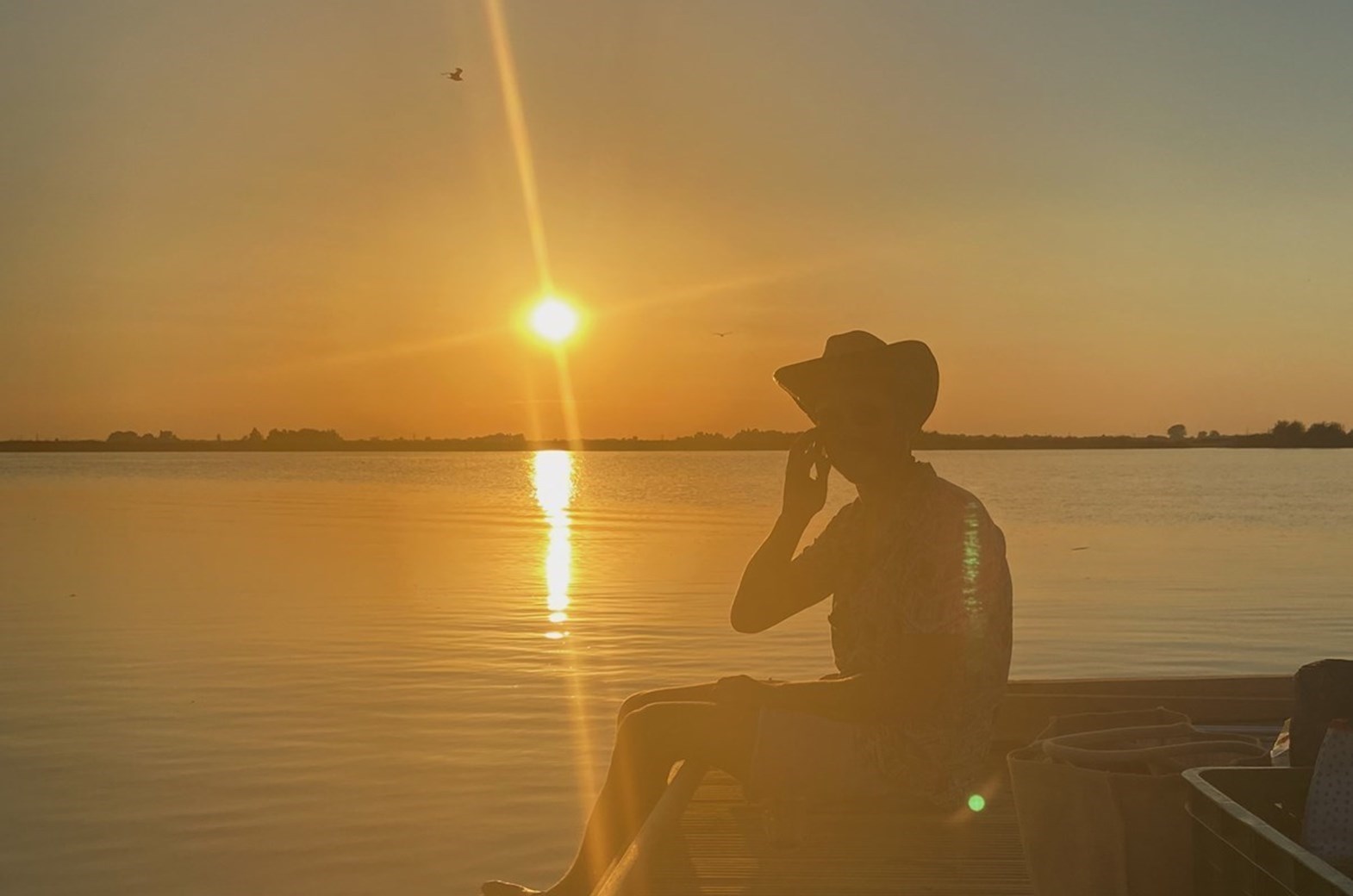 Echt wildkamperen op een gemotoriseerd kampeervlot