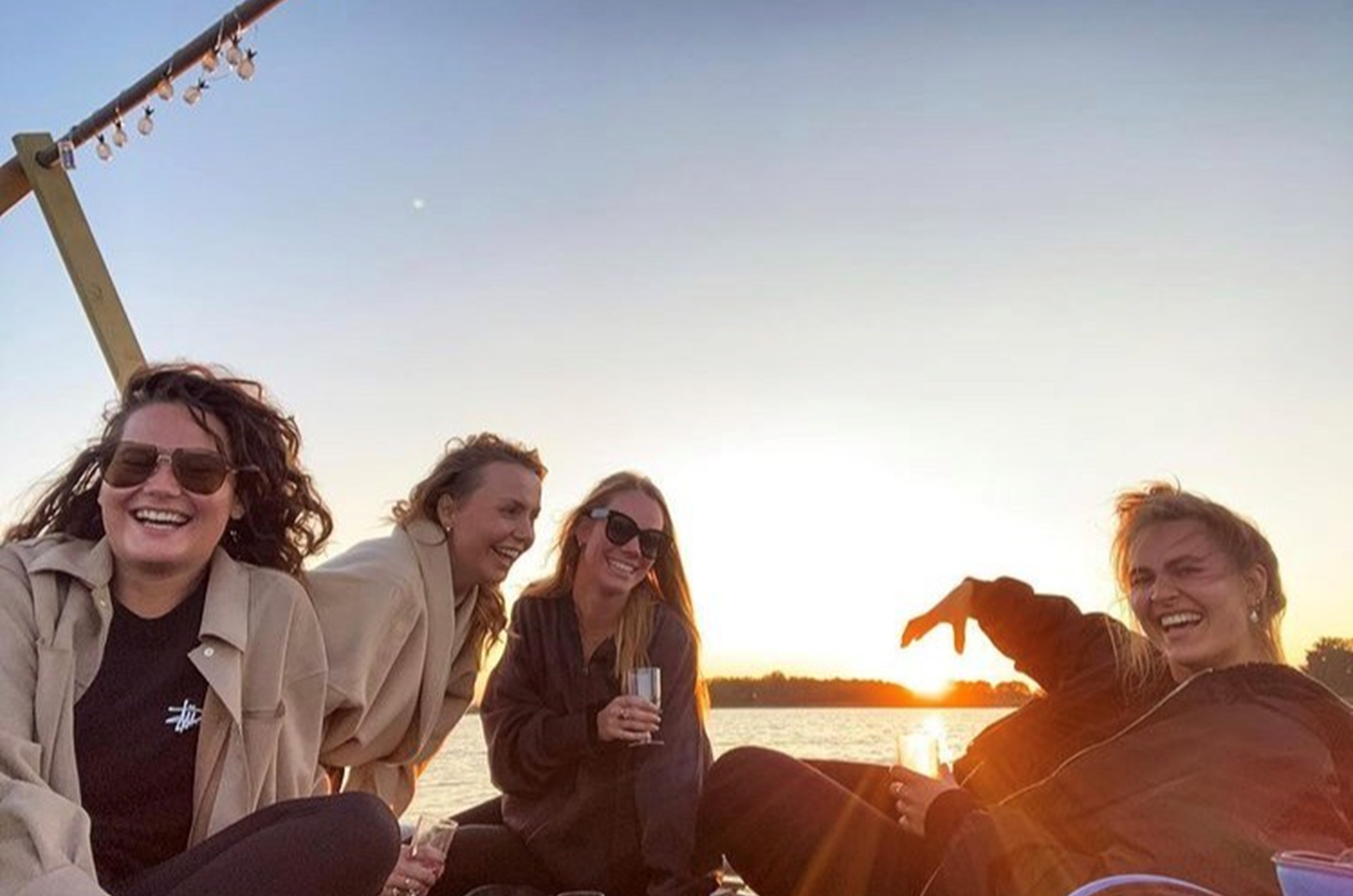 Echt wildkamperen op een gemotoriseerd kampeervlot