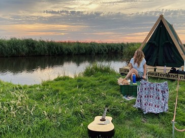 Vier varend vakantie op een Kampeervlot Vier varend vakantie op een Kampeervlot